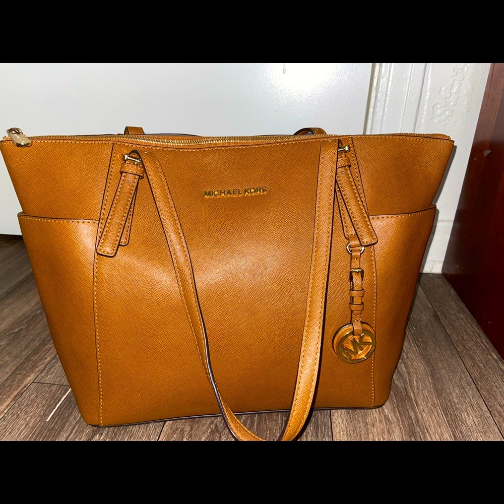 Micheal Kors charlotte Large Saffiano Leather Top-Zip Tote Bag